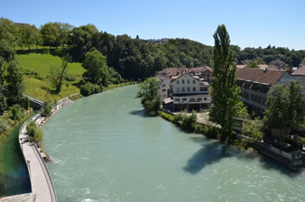 アーレ川に囲まれ、今も中世の面影を残したスイスの首都ベルン。