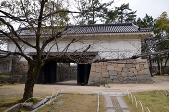 筋鉄御門（本丸の正門に位置する櫓門で、京都伏見城から移されたもので重要文化財）
