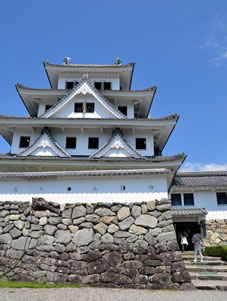 郡上八幡城の天守閣は再建80周年を迎えた日本最古の木造再建城です。