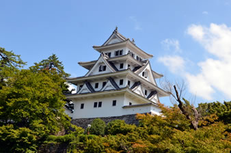 現存する木造再建城としては日本最古です。