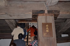 「西大柱」は、姫路城大天守を支える２本の大柱のうち西側の柱です。