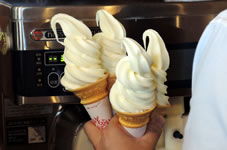 清泉寮のソフトクリーム、長い行列ができます。（400円税込）