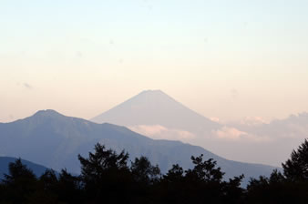 目の前に広がる南アルプスや富士山の絶景をじっくりと堪能できます。