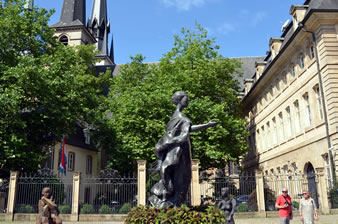 クレール・フォンテーヌ広場に建つシャーロット・ルクセンブルク大公の銅像。