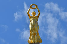 憲法広場に立つ黄金の女神像