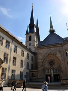 旧市街の憲法広場の東にある17世紀に建てられた壮麗なノートルダム大聖堂。