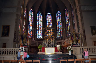 ノートルダム大聖堂（正面に美しいステンドグラスと祭壇。）