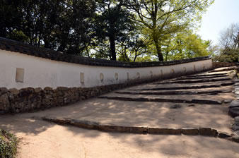 三の平櫓東土塀（国指定重要文化財）四角い矢狭間と丸い筒狭間を備える。