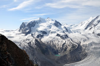 ゴルナーグラード展望台から見た、左側の山はスイスアルプス最高峰のモンテローザ(4634m)、右側の山はリスカム( 4527m)、中央を流れるのはゴルナーグラード氷河です。
