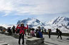 ゴルナーグラード展望台から見た。左側の山はスイスアルプス最高峰のモンテローザ(4634m)、右側の山はリスカム( 4527m)、中央を流れるのはゴルナーグラード氷河です。