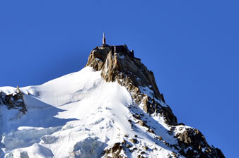 山の頂上に小さく見えているのが、エギーユ・デュ・ミディ展望台。