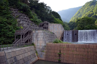 滝への遊歩道も整備されており、徒歩15分ほどで到達できます。