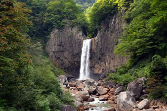 関川にかかる落差55mの苗名滝。