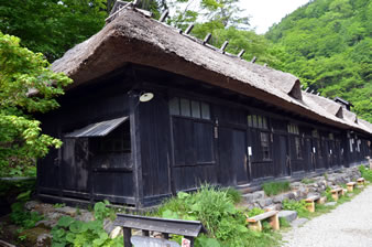 茅葺き屋根の本陣は二代目秋田藩主　佐竹義隆公が湯治に訪れた際に警護の者が詰めた建物として今では鶴の湯を代表する建物となっています。