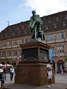 グーテンベルグの銅像（グーテンベルグはドイツからこの地に移住し、ルネサンス三大発明の一つ、活版印刷術を実用化しました。）
