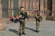 テロを警戒し自動小銃を持ったフランス軍。