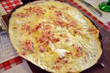 タルト・フランベ（ピザのような薄いパン生地にチーズ・玉ねぎ・ベーコンなどをのせて焼いたアルザス料理）