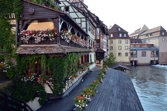 運河に沿った木組みの家々や赤のゼラニウムがよく似合うレストランやカフェも充実しています。