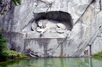 瀕死のライオンの像は異国に没したスイス傭兵の慰霊碑。
