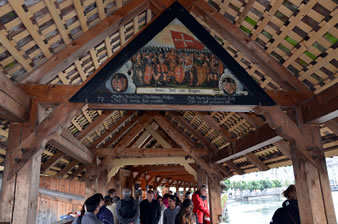 屋根の梁には、ルツェルンの守護聖人伝記や歴史が描かれた111枚の板絵が飾られている。