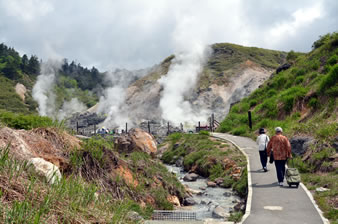焼山麓から日本一の湧出量と同様に日本一の強酸性の泉質を誇る国内屈指の温泉です。