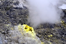 二酸化硫黄などを含む火山性ガスが噴き出ている噴気孔。