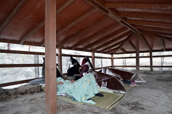 玉川温泉自然研究路脇に地熱を利用した。「岩盤浴用テント小屋内部、約15人は入れます。」