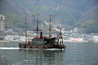 坂本龍馬が率いる海援隊が乗り込んだ蒸気船「いろは丸」を模した船「平成いろは丸」往復大人：240円。