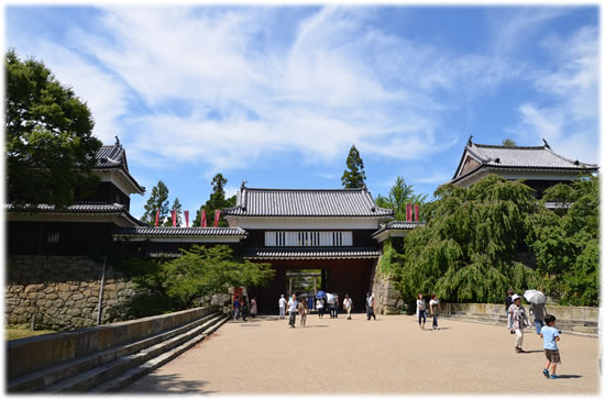 本丸東虎口櫓門と両側の南櫓と北櫓「上田城」