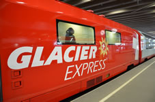 スイスアルプスを横断するグレッシャー・エクスプレス（ 氷河特急）の絶景列車。