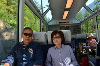 新型のパノラマ列車ではヘッドフォンから日本語での案内を聞きながら、天井近くまで大きく造られた窓に移り行く、雄大な景色を楽しむことができます。