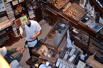 グーテンベルグの印刷機を使った印刷室。