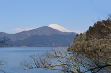 芦ノ湖より富士山を望む。