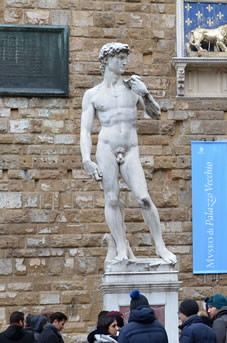 ヴェッキオ宮殿の入口にあるのが、ダヴィデ像の原寸大のレプリカ。（本物はアカデミア美術館）