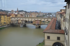ヴェッキオ橋は、アルノ川にかかるフィレンツェ最古の橋。