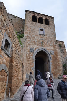 断崖絶壁の上に残された小さなチヴィタ村入口。