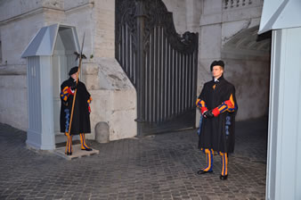 スイス傭兵（バチカン市国とローマ教皇を警護する衛兵のことである。）赤、青、金色の縦縞の制服はミケランジェロがデザインしたといわれています。