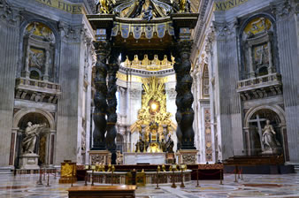 歴代の巨匠が手がけた、世界最大のカトリック大聖堂。