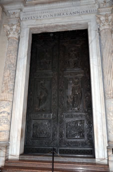 フィラレーテの扉（真ん中のフィラレーテの扉は通常は閉まっており、聖堂内で教皇ミサなど特別な儀式があるとき、厳かに開かれます。）