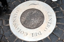 サンピエトロ広場の南北にある中心点を示す円盤。（その円の中心点立つと柱廊の4列ある円柱が一列に見えます。）
