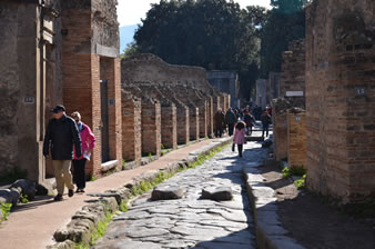 古代ポンペイ市内の大通りには雨水を除ける飛び石が設けられていました。