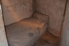 娼館（ポンペイには25軒ほどあった売春宿のひとつで石の寝台があり小部屋が並んでいます。