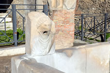 アッボンダンツァは豊穣の神。道に設置された水飲み場女神像が通りの由来といわれています。