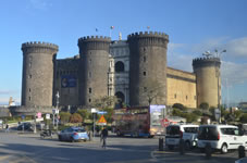 ヌオーヴォ城はルネッサンス建築によって作られたお城です。特徴としてはフランス風に作られた円筒型の塔や、非常に高い城壁と堀などが挙げられます。約700年近く存在感のある姿でナポリの街を見守ってきました。現在では市立美術館として利用されています。