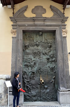 スロヴェニアの歴史が描かれた入口の青銅の扉。