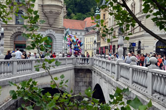 三本橋（リュブリャニツァ川に架かる橋。建築家、プレチニクが設計）