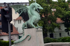 橋の欄干に龍の像（龍はリュブリャナの象徴でもあります。）