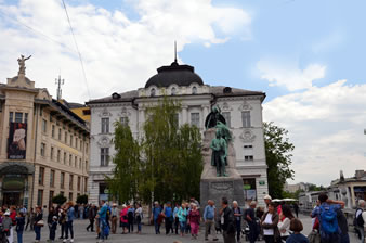 プレシェルノヴ広場。（19世紀に建設された歴史ある広場）