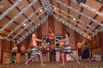 マオリの文化を肌で感じるハカや歌、踊りといったパフォーマンスを見ることができます。