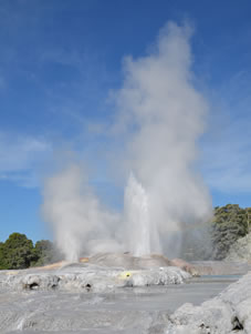 ポフツは南半球最大の間欠泉です。１時間に1〜2回噴出し、地上約30mの高さになることがあります。
